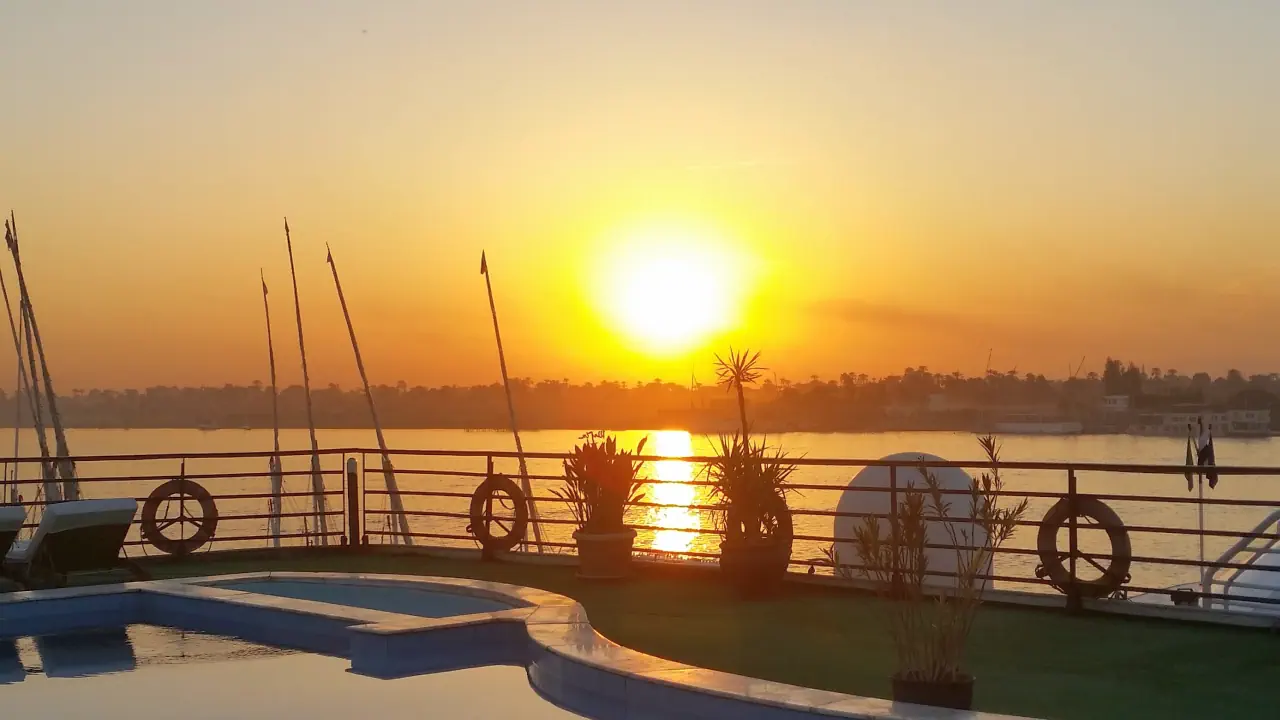 رحلة الباخرة نايل دولفين